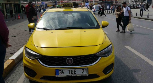 Taksimde ticari taksi denetim: Aracında muşta bulunduran taksici gözaltına alındı