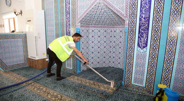 Talasta cami halıları pırıl pırıl