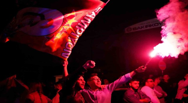 Taraftarlar, Florya Metin Oktay Tesisleri içinde takımı bekliyor
