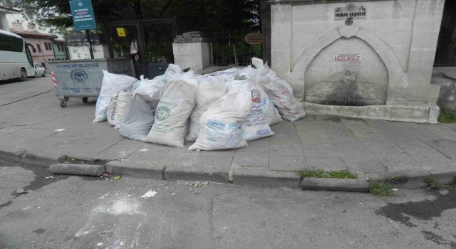 Tarihi bölgenin kaldırımında günlerce bekleyen moloz yığınları