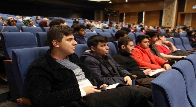 Tarihi romanlaştıran yazar Esenlerde anıldı