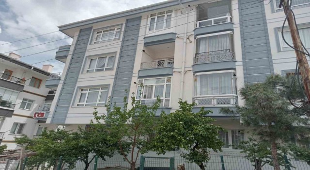 Tartıştığı eşini bıçakla katletti