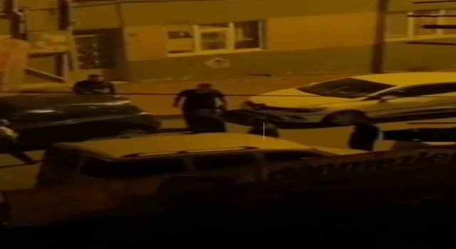 Tartıştığı kişilerin üzerine otomobil sürdü, o anlar kameraya yansıdı