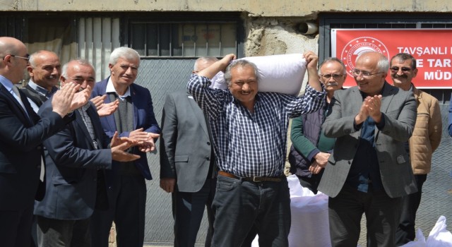 Tavşanlı çiftçisine “leblebilik” nohut tohumu desteği