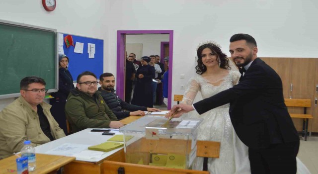 Tavşanlıda gelinle damat oy kullanıp düğüne geçtiler