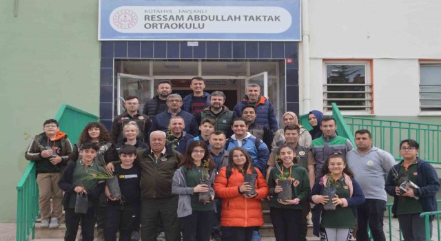 Tavşanlıda Ressam Abdullah Taktak Ortaokulu öğrencileri fidanlarla buluştu