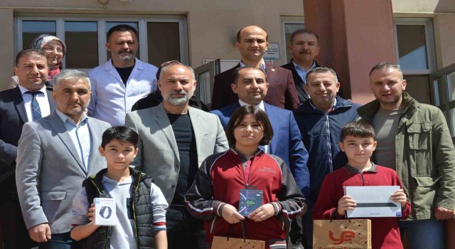 Tavşanlıda Yetim konulu kompozisyon yarışmasında dereceye giren öğrenciler ödüllendirildi