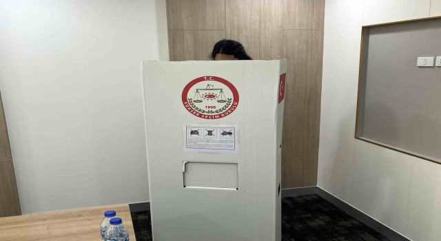 Taylanddaki Türk seçmenler 2. tur seçimleri için sandık başında