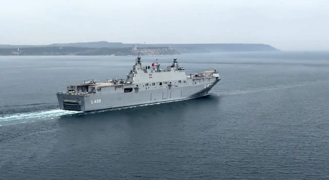 ‘TCG Anadolu Şehitler Abidesi ve Çanakkale halkını selamladı