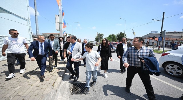 TCG Anadoluya ilgi İzmir trafiğini kilitledi: Bakan Kasapoğlu araçtan inip yürüdü