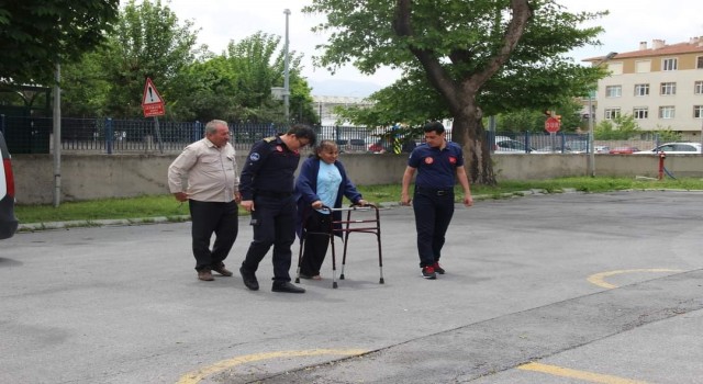 Tek ayakları ile kendilerini kurtaran ekipleri ziyaret ettiler