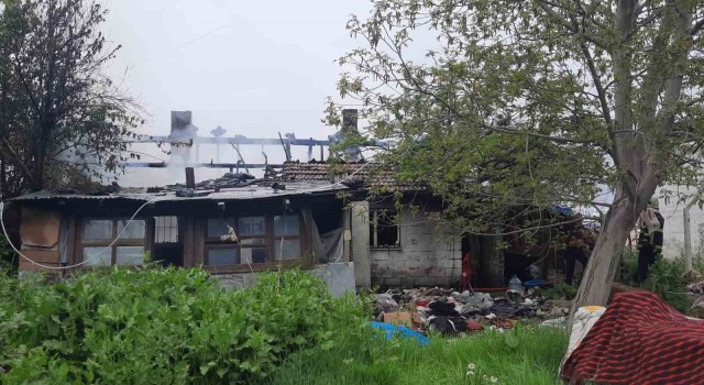 Tek katlı ahşap ev çıkan yangında kullanılamaz hale geldi