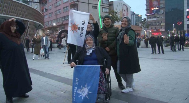 Tekerlekli sandalye ile kutlamalara katıldı