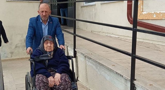 Tekirdağ'da 107 yaşındaki asırlık çınar sandık başına gitti