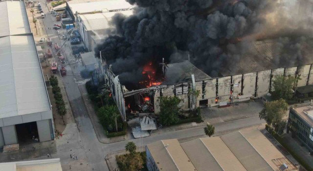 Tekne üretim tersanesindeki yangına havadan ve karadan müdahale devam ediyor