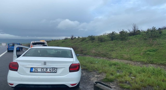TEM Otoyolunda otomobil bariyerlere çarptı: 3 yaralı