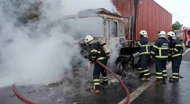 TEMde beyaz eşya yüklü tır alev alev yandı: Canımı zor kurtardım