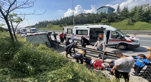 TEMde lastiği patlayan araç takla attı: 2 yaralı