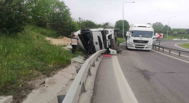TEMin bağlantı yolunda tır devrildi: 1 yaralı