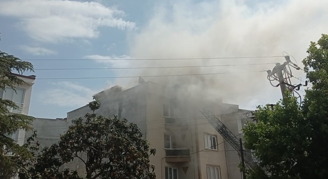 Temizlemek için bacayı yakan esnaf, az daha apartmanı yakıyordu