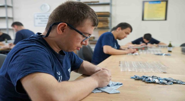 Tepebaşında istihdam edilen 52 özel birey 14 milyon parçayı monte etti