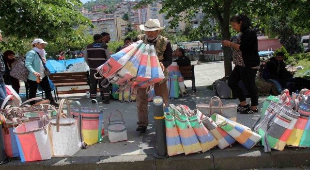 Terziliği bıraktı, çanta üretimine başladı