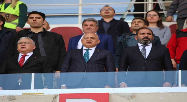 TFF Başkanı Büyükekşi Sivasspor-Kasımpaşa maçını izledi