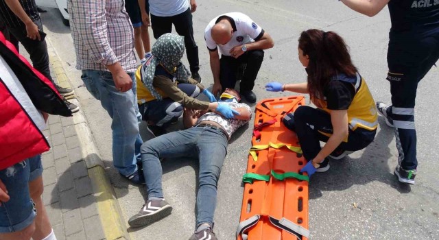 Ticari aracın çarptığı motosiklet sürücüsü metrelerce savruldu