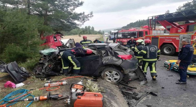 Tırın biçtiği otomobildeki ölü sayısı 4e yükseldi