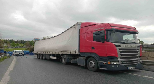 Tırın dorse kapağı açıldı onlarca su damacanadaki yola döküldü
