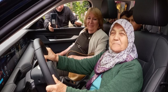 TOGGu görünce gözyaşlarına boğulan Zülfiye nine o anları anlattı: Tayyip oğlum biz senin sayende neler yaşıyoruz