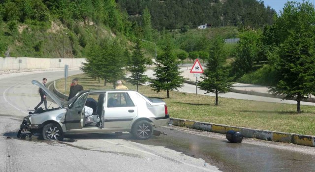 Tokatta bariyerlere çarpan aracın LPG tankı yola fırladı