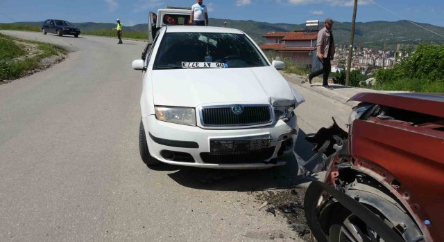 Tokatta otomobiller kafa kafaya çarpıştı: 2si çocuk 5 yaralı