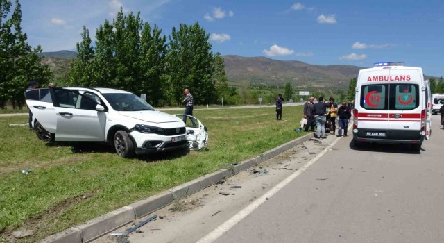 Tokatta servis aracı ve otomobil çarpıştı: 12 yaralı