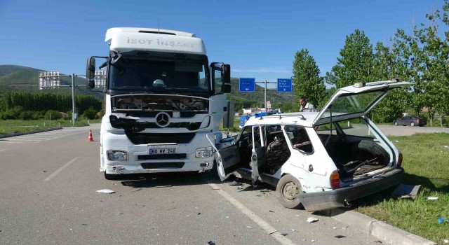 Tokatta tır ile otomobil çarpıştı:3 yaralı