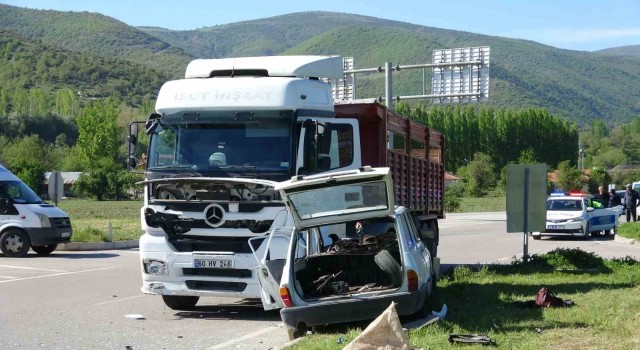 Tokatta tır ile otomobilin çarpıştığı kazada; tır şoförü gözaltına alındı