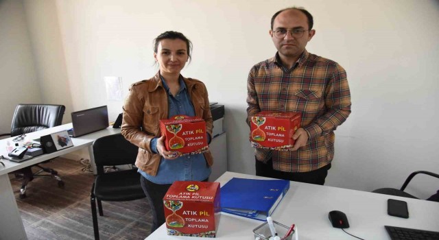 Topladığı 13 kilogram atık pili Bilecik Belediyesine teslim etti