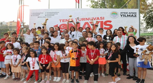 Toroslar Belediyesinin tenis turnuvasında ödüller sahiplerini buldu