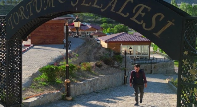 Tortum Şelalesinin manzarası eşliğinde Karacoğlan şiirleri okuyor