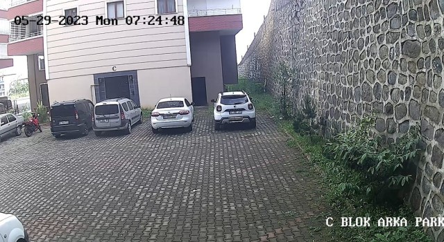 Trabzonda bir sitenin istinat duvarı böyle çöktü, o anlar güvenlik kamerasına yansıdı