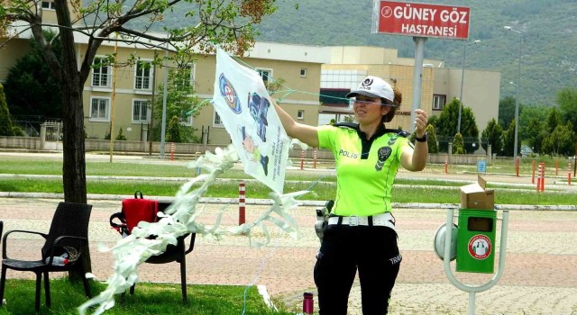 Trafik Haftasında depremzede çocuklar uçurtma şenliğinde eğlendi
