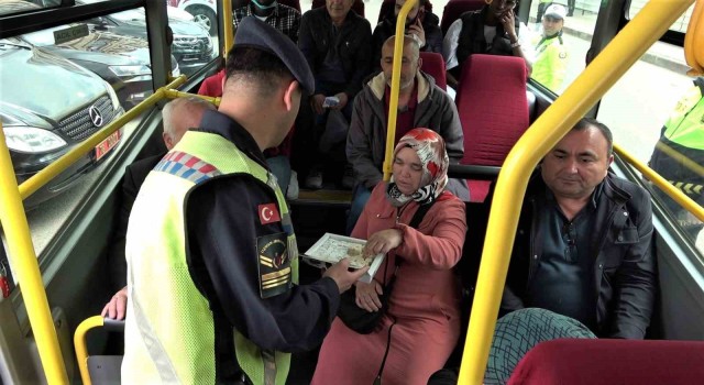 Trafik Haftasında sürücülere lokum dağıttılar