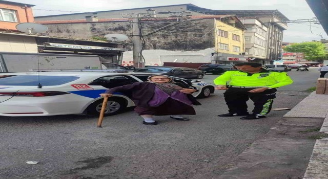 Trafik polisleri yaşlı kadının imdadına yetişti