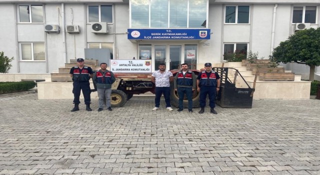 Traktör çalan iki kişi yakalandı, traktör sahibine teslim edildi