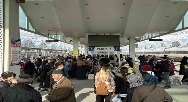 Tren garında ‘Yunus Emre kalabalığı