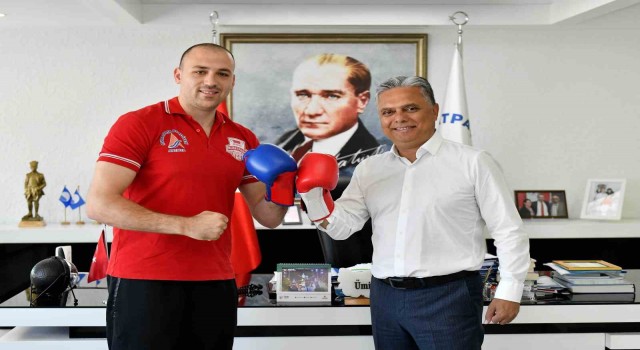 Tüm maçlarını nakavtla kazanarak, kupanın sahibi oldu