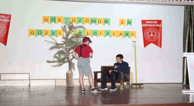 Tuncelide özel öğrencilerden tiyatro gösterisi ve müzik dinletisi