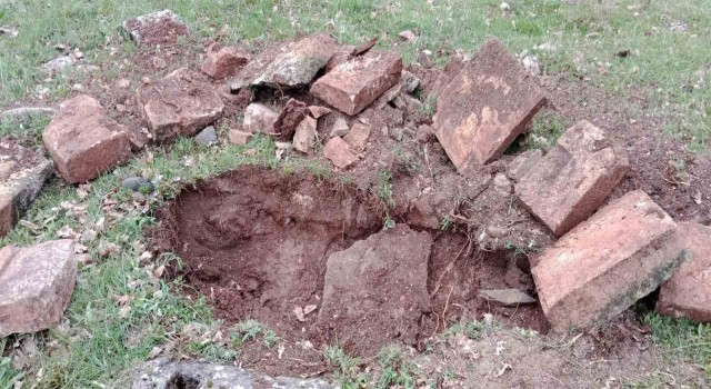 Tuncelide tarihi mezarlıkta kaçak kazı