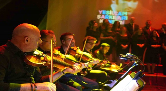 Türk sanat müziği korosunun konseri ayakta alkışlandı