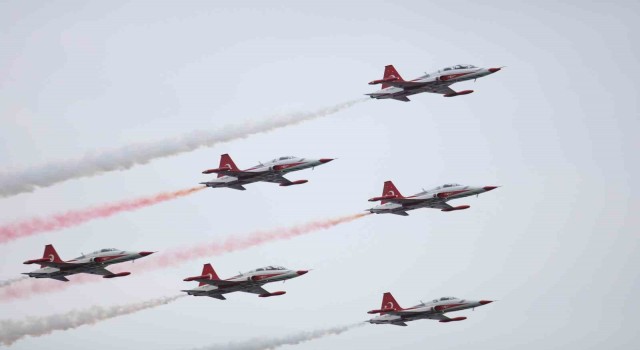 Türk Yıldızları ve Solo Türk gösterileri nefes kesti